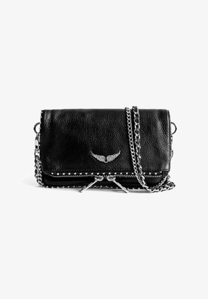 Pochette en cuir noir texturé avec détails en clous argentés, double fermeture éclair, emblème en forme d'aile et bandoulière chaîne argentée sur fond blanc.