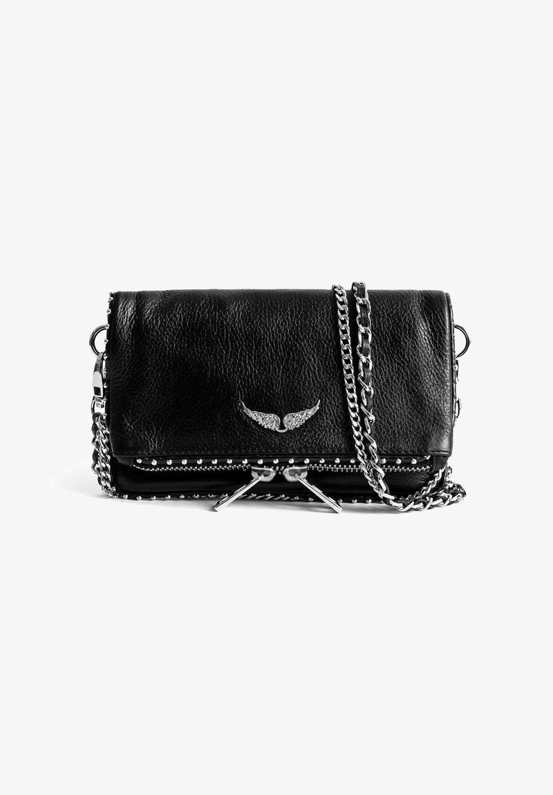 Clutch in pelle nera texturizzata con dettagli in borchie d'argento, doppie cerniere, emblema a forma di ala e tracolla a catena d'argento su sfondo bianco.