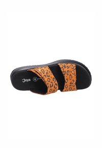 Sandali con stampa leopardata arancione e nera, dotati di due cinturini regolabili, una suola con texture rocciosa e suola in gomma nera. Logo del marchio visibile.