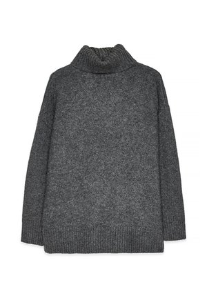 Pull en maille côtelée gris avec un col roulé, une coupe décontractée, des poignets et un ourlet côtelés, et un tissage texturé. L'arrière est simple, sans détails supplémentaires.
