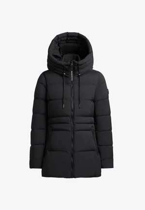 Chaqueta de invierno acolchada negra con cuello alto, cierre frontal de cremallera y capucha ajustable con cordón. Presenta bolsillos laterales con cremallera. Textura suave.