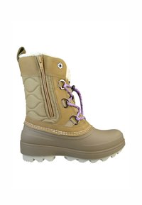 Bota de invierno aislada color marrón con borde de piel sintética, parte superior impermeable, lados texturizados y cordones morados. Cuenta con un cierre lateral y una suela de tracción robusta.