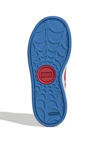 Die Adidas Marvel Sneakers verfügen über eine blaue Gummisohle mit einem Netz-Muster, roten Akzenten und strukturierten Grip-Bereichen, die ein sportliches Design präsentieren.