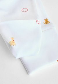 Witte katoenen sokken met speelse dierenillustraties, waaronder een giraffe en een kat, met een gladde textuur en elastische boorden.