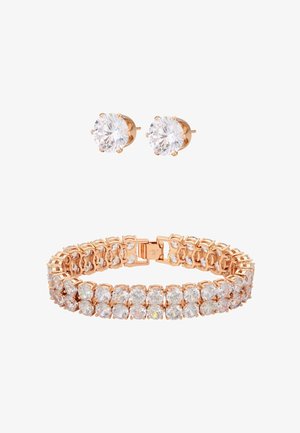 Rózsaarany karkötő és kerek csiszolású fülbevaló szett, mindegyik tiszta, csillogó drágakövekkel díszítve.