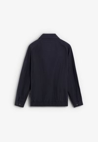 Veste légère bleu marine avec un col à revers, une taille élastiquée et des manches longues. Présente une texture lisse et un design simple.