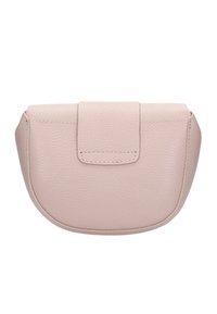Kožený pouzdro v jemně růžové barvě, zaobleného tvaru a s texturovaným povrchem. Obsahuje přední klopu na zavírání a prošívané detaily podél okrajů.