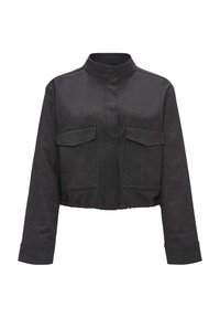 Veste courte noire avec col montant, manches longues, deux poches à rabat à l'avant et un ourlet droit sur fond blanc.