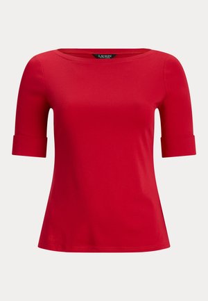 Κόκκινο κοντομάνικο τοπ με λαιμόκοψη βάρκα, κατασκευασμένο από λεία ύφασμα. Διαθέτει μανίκια με ρολά ρεβέρ και άνετη γραμμή, κατάλληλο για casual ντύσιμο.