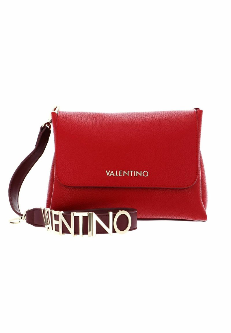 Bolso bandolera rojo de cuero con un acabado texturizado, que presenta una solapa plegable, herrajes dorados y una correa borgoña desmontable con la inscripción "VALENTINO".