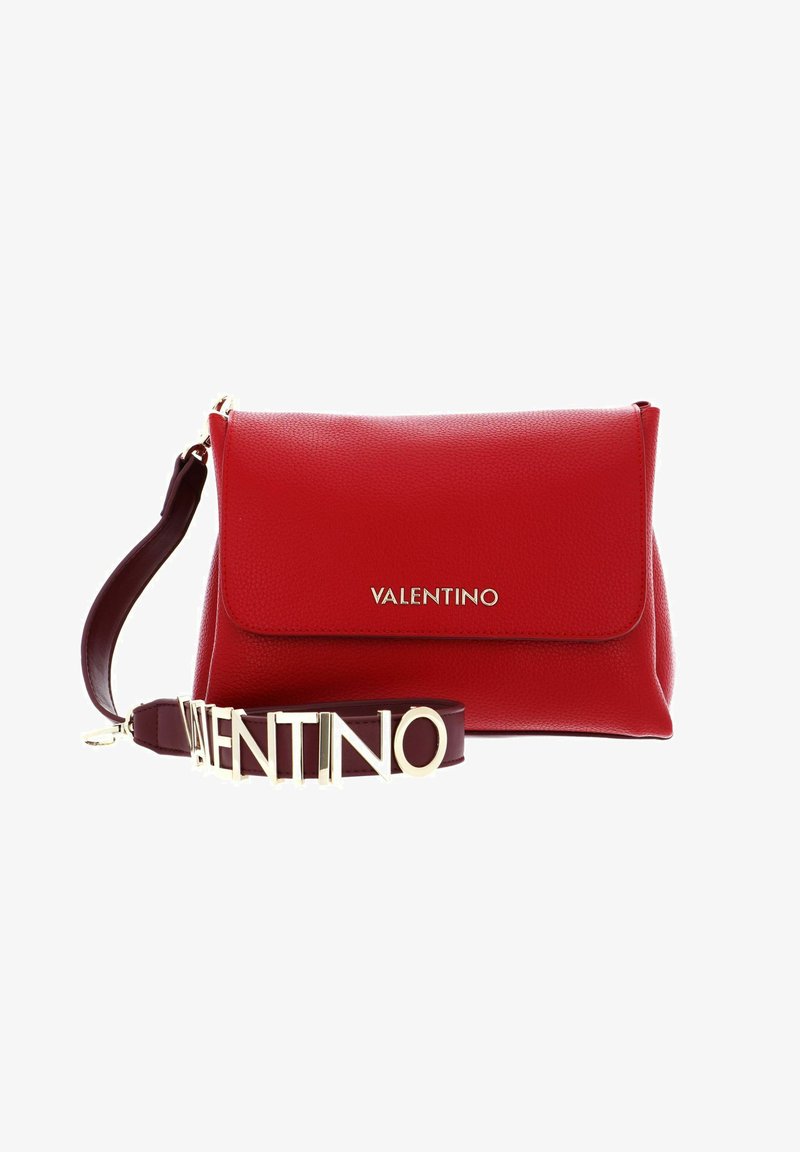 Bolso bandolera rojo de cuero con un acabado texturizado, que presenta una solapa plegable, herrajes dorados y una correa borgoña desmontable con la inscripción "VALENTINO".