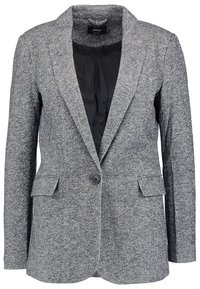 Blazer en tweed gris avec un col à revers cranté, une fermeture à un bouton, des poches avant et une doublure noire. Présente un tissu texturé.