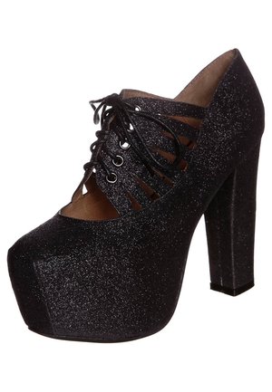 Sorte glitrende platform højhælede sko med rund tå, snørebånd foran og udskæringer på siderne. Glat tekstur, blank finish.
