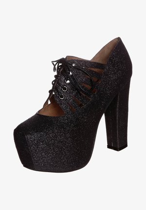 Czarne błyszczące platformowe szpilki z okrągłym noskiem, sznurówką z przodu i wycięciami po bokach. Gładka tekstura, błyszczące wykończenie.