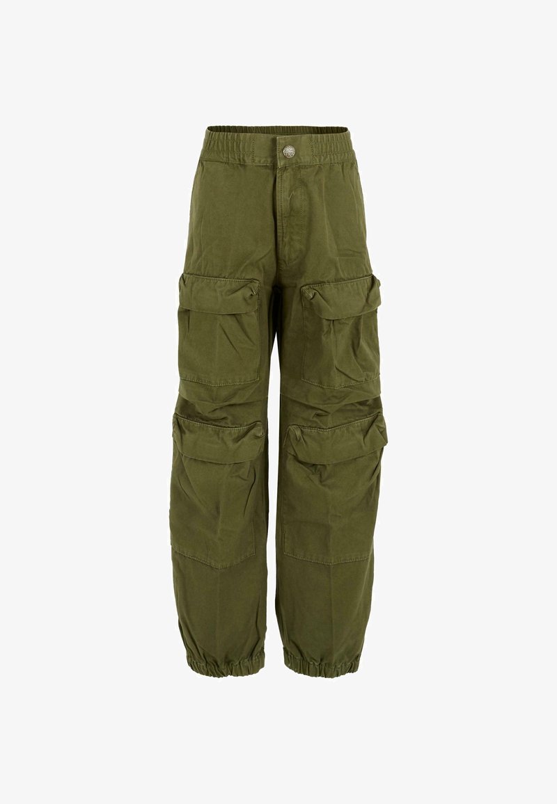 Olijfgroene cargobroek met elastische tailleband en boorden, met meerdere grote klepzakken aan de voorkant en bovenbenen.
