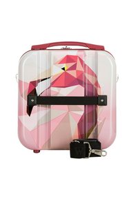 Tvrdý kufr s růžovým geometrickým designem plameňáka, černým popruhem, horní rukojetí a hladkým povrchem. Obsahuje metalické akcenty a kolečka.