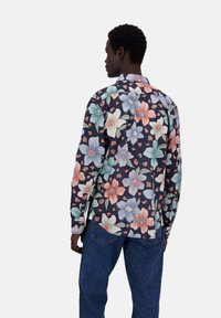 Blumenhemd mit langen Ärmeln, das einen marineblauen Hintergrund, farbenfrohe Blumenmuster, einen Button-Down-Kragen und einen lässigen Schnitt aufweist. Rückansicht gezeigt.