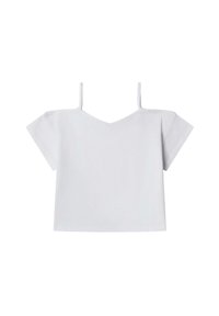 Top corto blanco con escote en V, mangas cortas y tirantes delgados. Hecho de una tela suave y lisa sin patrones ni adornos visibles.