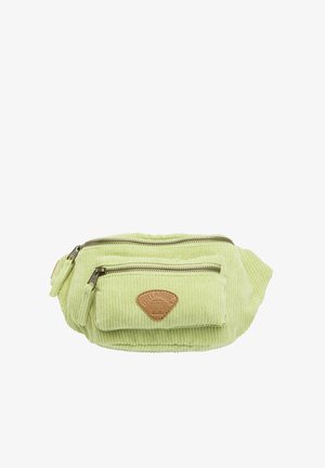 Groene corduroy heuptas met twee ritscompartimenten en een leren logo-embleem. Heeft een zachte textuur en een driehoekige vorm.