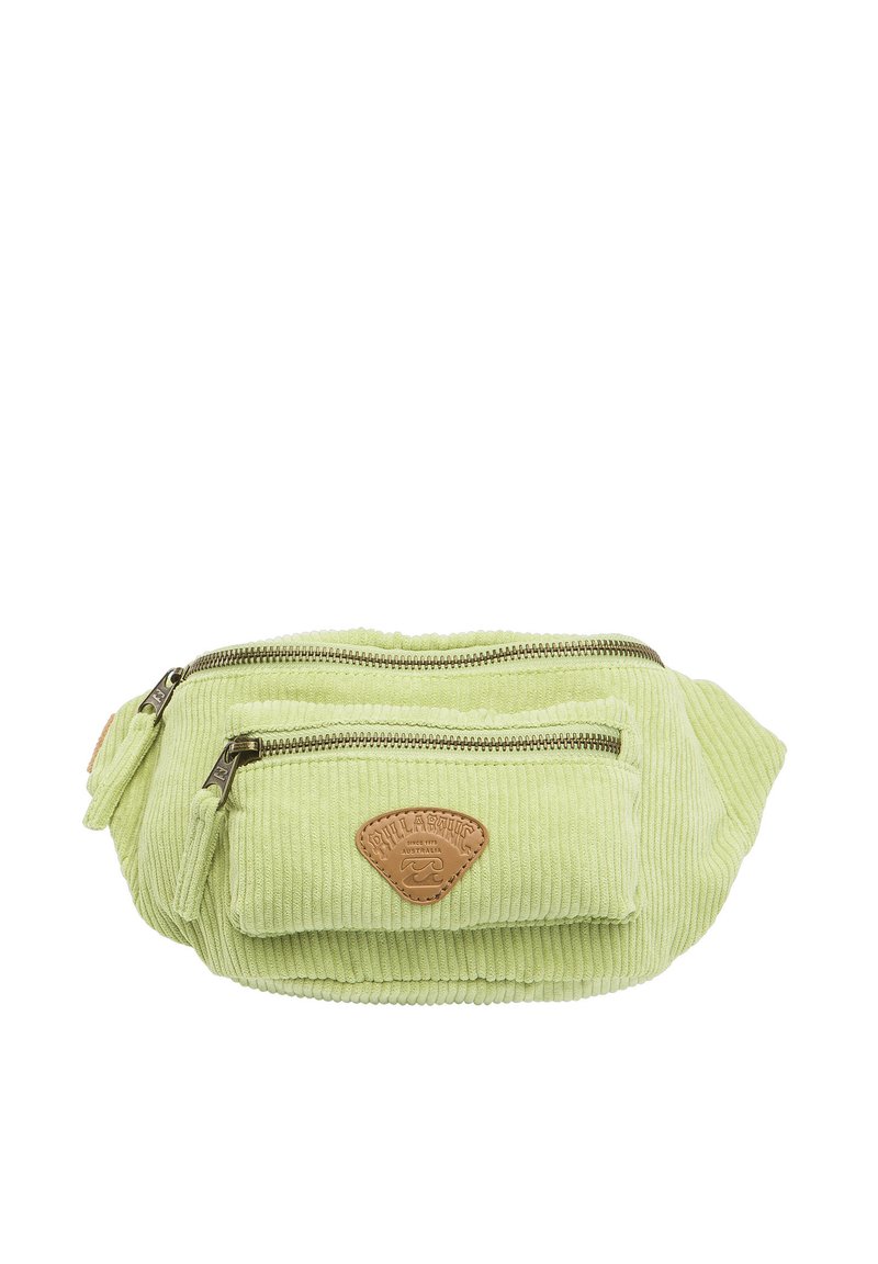 Bolso de cintura de pana verde con dos compartimentos con cremallera y un parche de cuero con el logo. Presenta una textura suave y una forma triangular.