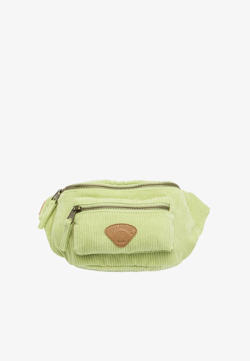 Zielona torba na pas z materiału kordurowego z dwoma zamykanymi na zamek kieszeniami oraz skórzaną łatką z logo. Posiada miękką fakturę i trójkątny kształt.
