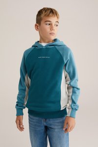 Mikina s kapucí v odstínu teal a šedé, s raglánovými rukávy a žebrovanými manžetami. Na přední straně je vytištěn text "BLUE RIDGE DENIM".