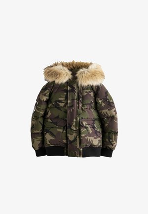 Giacca puffer camouflage realizzata in tessuto durevole, con cappuccio in pelliccia sintetica, chiusura a zip e polsini a coste. Due tasche frontali per riporre gli oggetti.