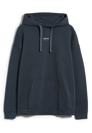 Sweat à capuche bleu marine foncé avec poche kangourou à l'avant, capuche avec cordon de serrage, et petit logo texte blanc "ARMEDANGELS" centré sur la poitrine.