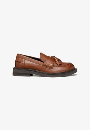 Mocassin en cuir marron avec des détails en frange, des accents cousus, un bout arrondi et une semelle en caoutchouc noir foncé, basse. Texture lisse sur l'ensemble.