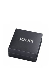 Scatola regalo nera con texture, dotata di un coperchio a cerniera, con il logo argentato "JOOP!" sulla parte superiore. Il design è semplice e rettangolare.