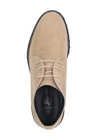 Scarpa in suede beige con lacci e punta arrotondata, suola in gomma nera e dettagli di cucitura discreti. L'interno presenta una soletta con logo.