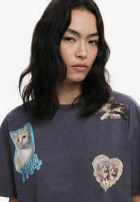 Desigual Printtipaita - grey