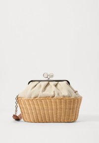 Πλεκτή τσάντα από ρατάν με επάνω μέρος από μπεζ ύφασμα με κορδόνι, μαύρο μεταλλικό κούμπωμα, ασημένιες λεπτομέρειες και αποσπώμενο ιμάντα αλυσίδα.