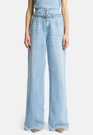 Lichtblauwe denim jeans met wijde pijpen hebben een hoge taille met een riem, voorzakken en een lichtgestructureerde stof.