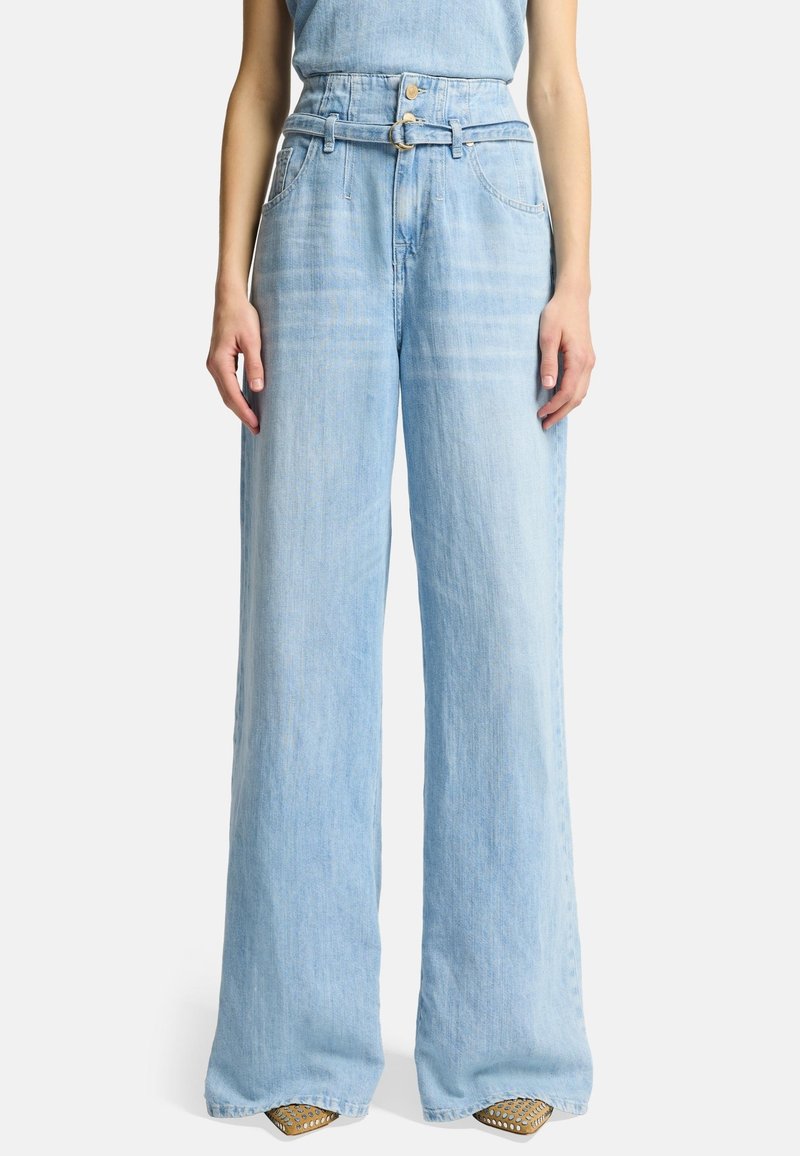 Lichtblauwe denim jeans met wijde pijpen hebben een hoge taille met een riem, voorzakken en een lichtgestructureerde stof.