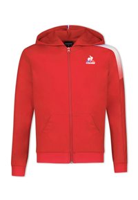 Sudadera roja con cremallera y capucha, dos bolsillos frontales, puños y dobladillo acanalados. Presenta un logo en el lado izquierdo del pecho y detalles en blanco en los hombros.