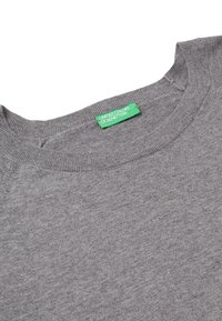 Szara bawełniana bluza z ribbowanym okrągłym dekoltem. Posiada zieloną metkę z napisem "UNITED COLORS OF BENETTON" w pobliżu kołnierza.
