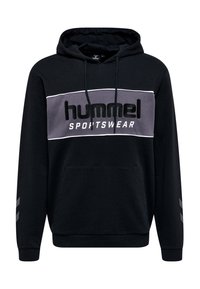 Svart hoodie med grå horisontell rand, "hummel"-logotyp och "SPORTSWEAR" i vitt. Har dragsnören och framficka. Texturerat tyg.