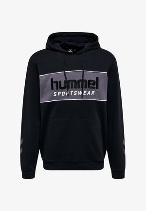 Zwarte hoodie met een grijze horizontale streep, "hummel" logo en "SPORTSWEAR" in het wit. Voorzien van trekkoorden en een voorkant zak. Gelaagd stof.