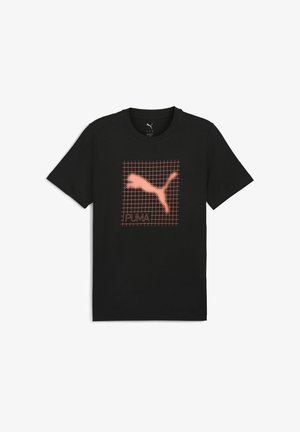 Čierne bavlnené tričko s krátkym rukávom a okrúhlym výstrihom, zdobené mriežkovým vzorom a ružovým logom Puma. Jednoduché a moderné.