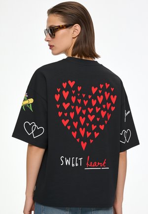 Mira Paris, TATTOO SWEET OVERSIZED BOXY TEE 26 UNISEX - T-shirt imprimé - black