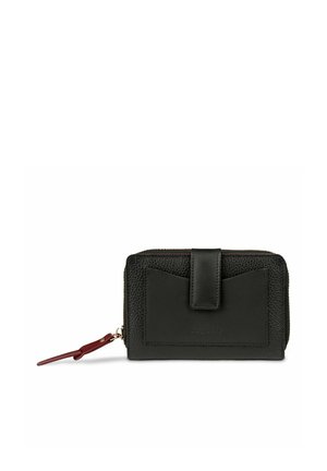 Portafoglio in pelle nera testurizzata con tasca frontale per carte e chiusura con cerniera, con tiretto in pelle bordeaux.