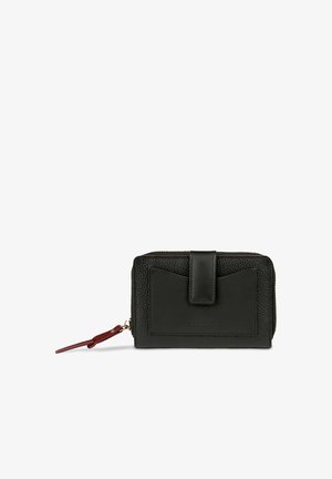 Cartera de cuero negro texturizado con bolsillo frontal para tarjetas y cierre de cremallera, con tirador de cremallera de cuero burdeos.