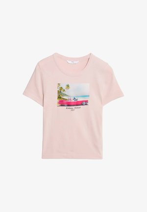 Roze katoenen T-shirt met een ronde hals. Voorzien van een bedrukte afbeelding van een roze vintage auto, palmbomen en de tekst "Kokaua, Hawaii 2002."