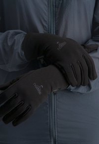 Zwarte fleece handschoenen hebben een snug fit met een gladde textuur, logodetail en een verstelbare polsband voor een veilige pasvorm.