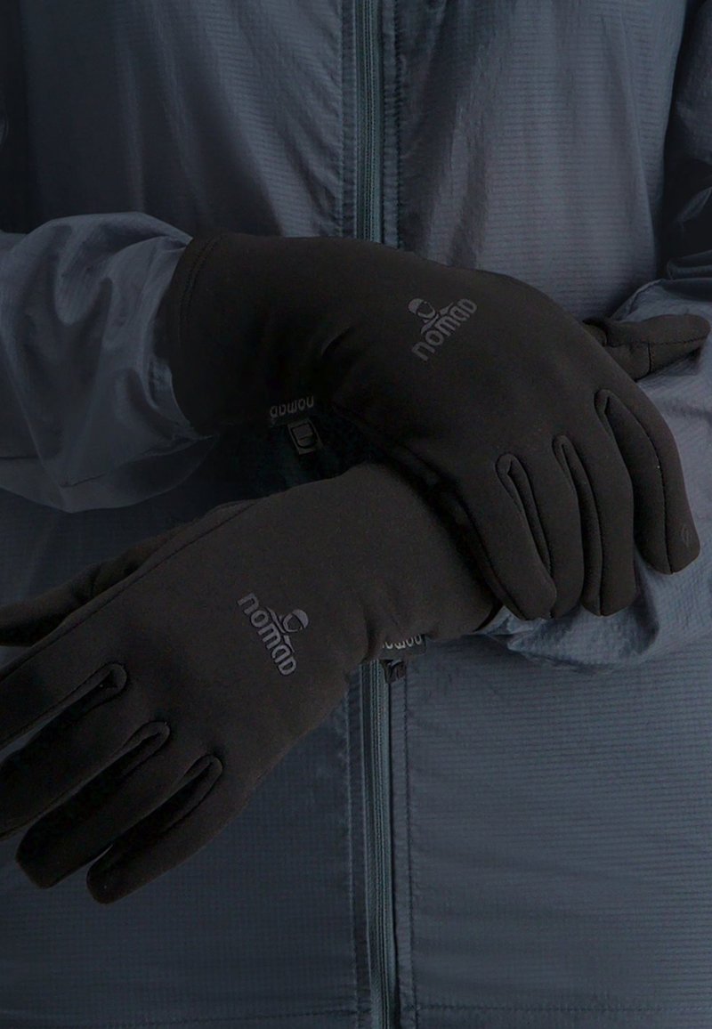 Zwarte fleece handschoenen hebben een snug fit met een gladde textuur, logodetail en een verstelbare polsband voor een veilige pasvorm.