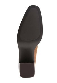 Suola di una scarpa formale da uomo marrone con tacco quadrato e grip in gomma nera texturizzata nella zona anteriore e nel tallone.