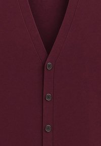 Cardigan bordeaux con scollo a V profondo, caratterizzato da sei bottoni neri sul davanti. Tessuto morbido e strutturato senza motivi o decorazioni.