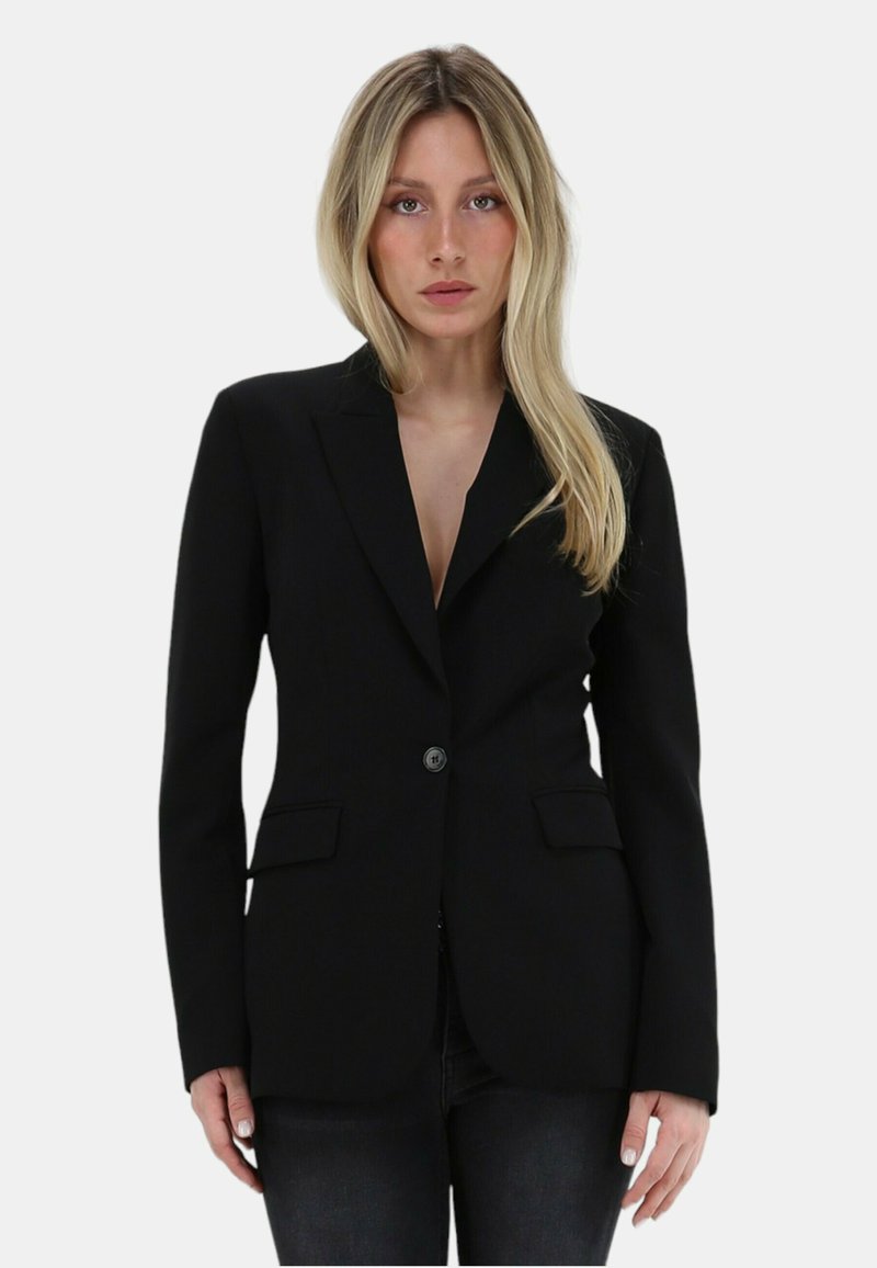 Blazer nero con chiusura a un bottone, revers a punte e due tasche frontali. Il tessuto è liscio e ha una vestibilità su misura.