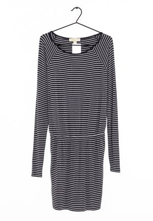 Vestido de manga larga con cuello amplio, que presenta un patrón a rayas en blanco y negro, cintura elástica y textura de tela suave.